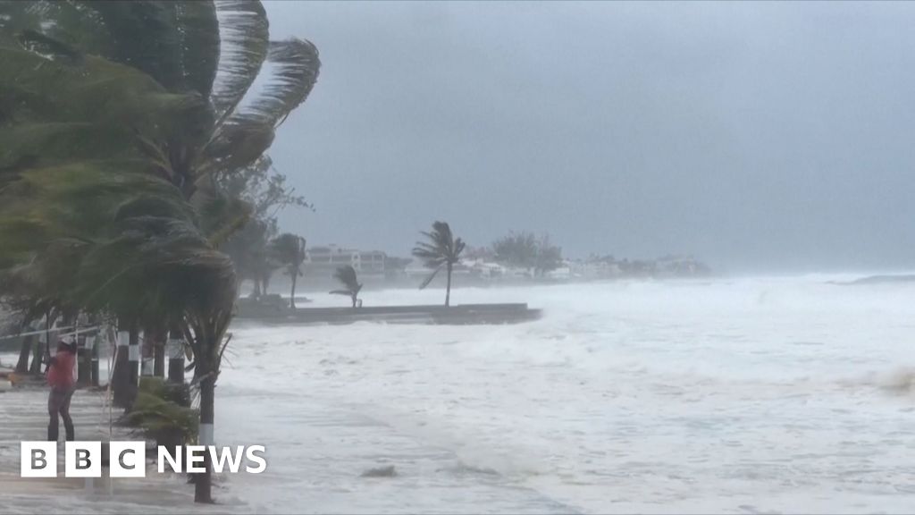 Hurricane Beryl landfall: high winds and downpours